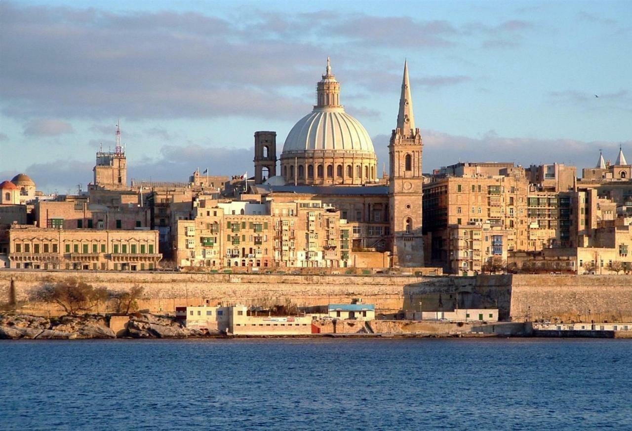 Seafront Apartment In Sliema With Pool, Upmarket Complex Eksteriør bilde