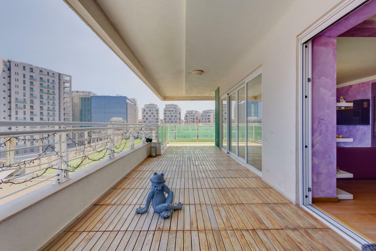 Seafront Apartment In Sliema With Pool, Upmarket Complex Eksteriør bilde
